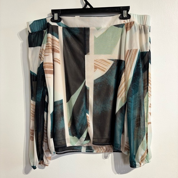 🎉4/30$🎉 Le Chateau Abstract Print Off-Shoulder Blouse 🎨 - Picture 3 of 5
